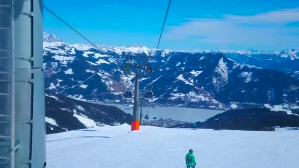 ツェル オーストリア 2019年2月28日 トラスクスプレスのケーブルウェイからの風光明媚な山の風景は シュミッテン山の雪の斜面に沿って乗って ツェルアムゼーで2月28日に — ストック動画