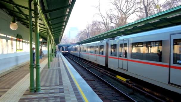 ウィーン オーストリア 2019年2月19日 ウィーンで2月19日に オープンエアのプラットフォームで近代的な列車とヴィンテージシュタットパークUバーン 地下鉄 — ストック動画