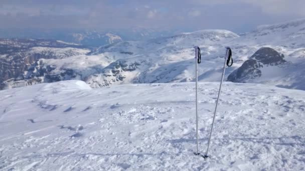 壮丽的雪域阿尔卑斯山风景从克伦斯坦山达赫施泰因马西夫与滑雪杆的前景 萨尔茨卡默古特 奥地利 — 图库视频影像