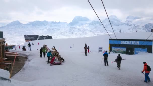 奥伯特劳恩 奥地利 2019年2月21日 滑雪者在达赫斯坦克里普斯坦缆车的顶部站 在这里人们可以租用设备 参观咖啡馆或准备下坡 2月21日在奥伯特劳恩 — 图库视频影像