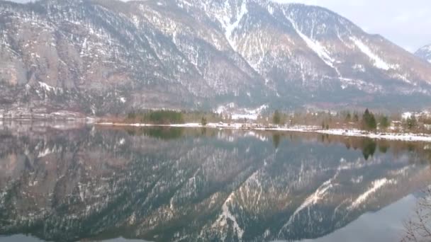 Panorama Icônico Lago Alpine Hallstattersee Montanhas Nevadas Dachstein Refletindo Sua — Vídeo de Stock