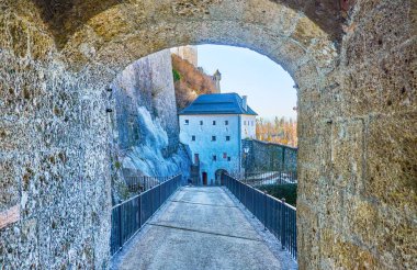 Hohensalzburg Kalesi, Aust yolunda ortaçağ geçit evi