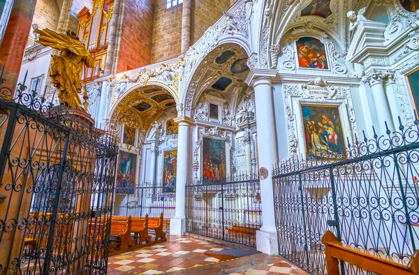 Capillas arqueadas en la iglesia franciscana de Salzburgo, Austria — Foto de Stock