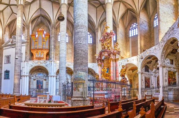 El altar mayor de la iglesia franciscana de Salzburgo, Austria — Foto de Stock