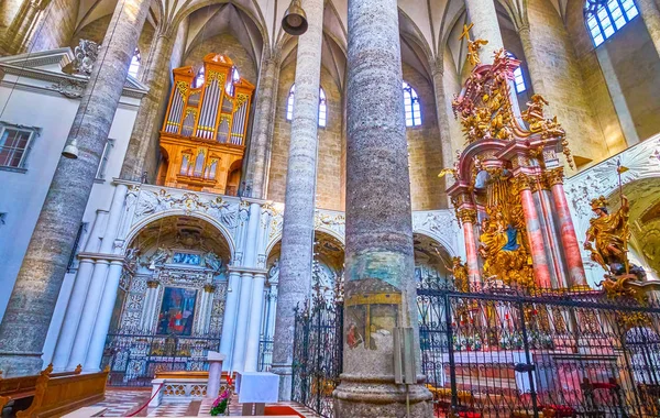 El altar de mármol en la iglesia franciscana de Salzburgo, Austria — Foto de Stock