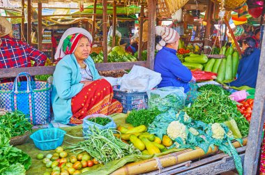 Mingalar Market sebze tezgahı, Nyaungshwe, Myanmar
