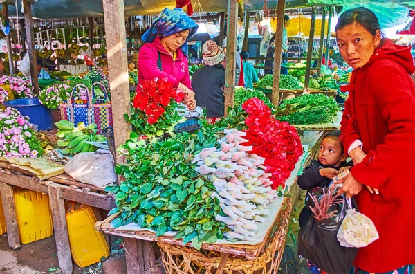 Los clientes en el puesto de mercado, Mercado de Mingalar, Nyaungshwe, Myanmar — Foto de Stock