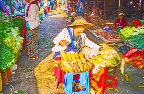 Mingalar Market mısır tezgahı, Nyaungshwe, Myanmar