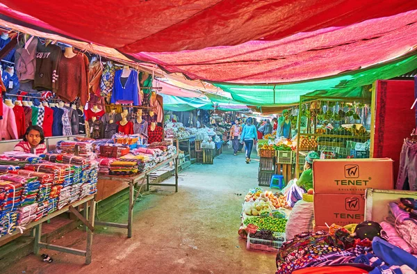 Secção de Vestuário do Mercado Mingalar, Nyaungshwe, Mianmar — Fotografia de Stock