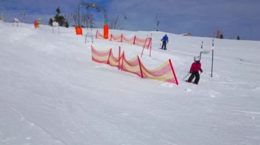 Ebensee, Avusturya - 24 Şubat 2019: Feuerkogel dağının yumuşak karlı yamacı, 24 Şubat'ta Ebensee'de eğitim ve kavisli pist için ekipmana sahip çocuk kayak bölgesi olarak kullanılıyor.