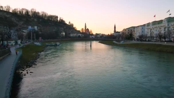 Salzburg Austria Febbraio 2019 Grazioso Paesaggio Urbano Lungo Fiume Con — Video Stock