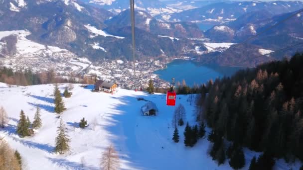 Angin Kencang Menggetarkan Gondola Vintage Dan Kabel Pengangkutan Udara Zwolferhorn — Stok Video