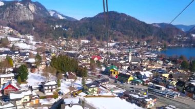 St Gilgen, Avusturya - 23 Şubat 2019: Turist kasabasının kuş bakışı görünümü, alt hava asansör istasyonu, Wolfgangsee gölü ve Arka planda İç Salzkammergut Alpleri, 23 Şubat'ta St Gilgen'de