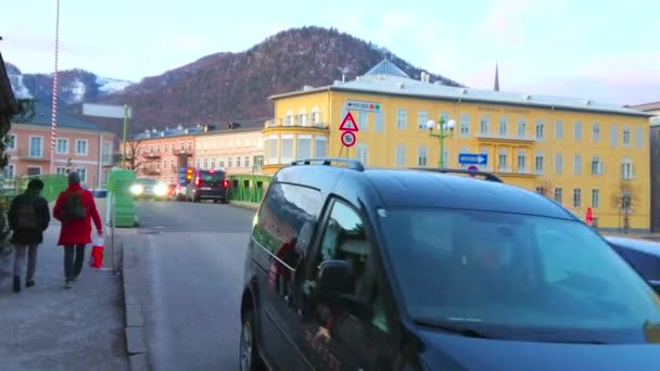 Bad Ischl 奥地利 2019年2月25日 通过历史悠久的伊丽莎白桥的交通 主要城市地标之一 以明亮的绿色蕾丝般的建筑而闻名 2月25日在巴德伊施尔 — 图库视频影像