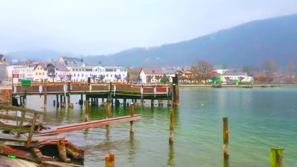 格蒙登 奥地利 2019年2月22日 2月22日在格蒙登漫步特劳恩湖 特劳西湖 的雾畔 观看空木码头和船杆 — 图库视频影像