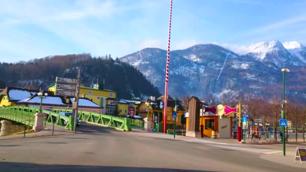 バート イシュル オーストリア 2019年2月23日 エリザベス橋と雪のカトリン山の前のエスプラネード堤防の間に位置するカラフルなウェザーバン バート イシュルで2月23日 — ストック動画