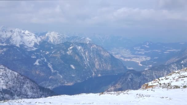 Szczyt Krippenstein Widokiem Mgliste Doliny Jeziora Hallstattersee Śnieżne Alpy Dachstein — Wideo stockowe