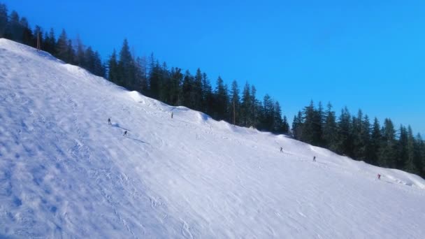 エアリフトのゴンドラ セントギルゲン オーストレイから 曲がったスキーコースで覆われたズウォルファーホルン山の雪の斜面を見ます — ストック動画