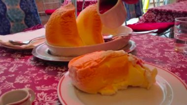 Ahududu sause ile kabarık ve lezzetli Salzburger Nockerl yerel mutfağın simgesi ve Salzburg, Avusturya en iyi tatlı