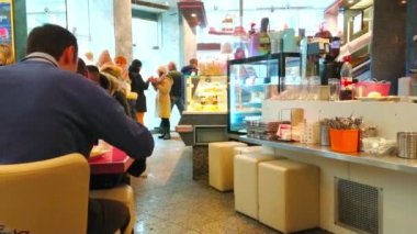 Viyana, Avusturya - 3 Mart 2019: Tarihi Cafe Aida İçişleri, lezzetli tatlılar ve klasik Viyana sıcak içecekler için turistler arasında popüler, Mart'ta 3 Viyana.