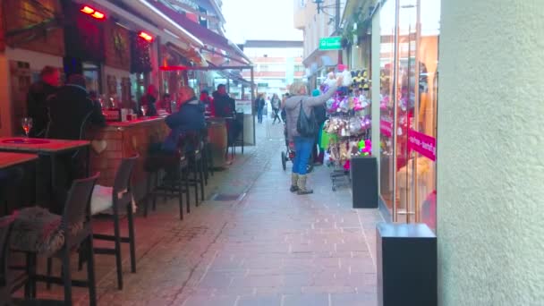ツェル オーストリア 2019年2月28日 アルトシュタット 旧市街 の狭い通りには 土産物店や小さな屋外カフェ コーヒーハウスが並んでいます 2月28日 — ストック動画