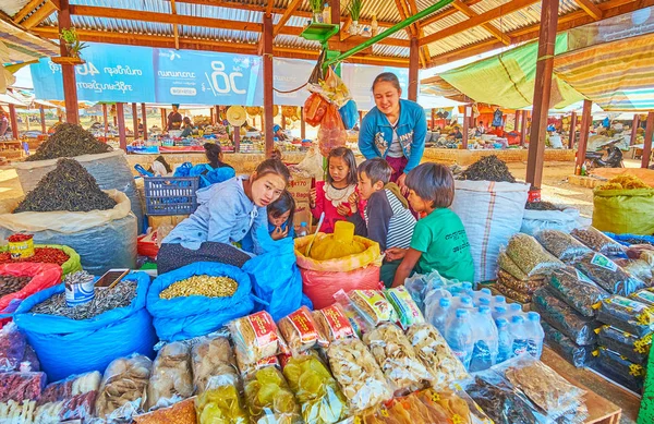 Niños en el puesto de mercado, Kakku, Myanmar — Foto de Stock