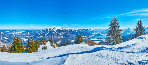Bergpanorama met ski pistes, Zwolferhorn, St Gilgen, Salzk — Stockfoto