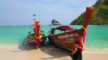 Ao Nang, Tayland - 26 Nisan 2019: Longtail botlar çift dalgalar üzerinde sallanan, Koh Mor Adası kıyısında demirlemiş, Nisan'da 26 Ao Nang 