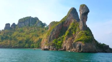 Koh Kai pitoresk kayalık manzara (Tavuk Adası), yemyeşil tropikal yeşillik ile kaplı ve Andaman deniz, Ao Nang, Krabi, Tayland zümrüt suları ile çevrili