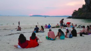 Ao Nang, Tayland - 26 Nisan 2019: Turistler Andaman denizinin sularında gün batımını izliyor, Railay Phra Nang plajında oturan (Rai Leh) Yarımadası, Nisan'da 26 Ao Nang 