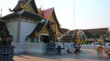 Chiang Mai, Tayland-Mayıs 2, 2019: Sao ıntahkin manzaralı dış (şehir Pillar pavilyonu) Wat Chedi Luang onun önünde Ortaçağ Kings heykelleri ile, 2 Mayıs Chiang Mai