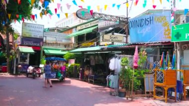 Bangkok, Tayland - 22 Nisan 2019: Oteller, kafeler, restoranlar, masaj salonları, turizm acenteleri ve sokak gıda arabaları ile yaya Ram Buttri sokak, Bangkok 22 Nisan'da