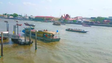 Bangkok, Tayland - 22 Nisan 2019: Turistik gemiler ve feribotlar yüzer ve Chao Phraya nehri üzerindeki Tha Maharaj iskelesinde durdurmak, Bangkok 22 Nisan'da