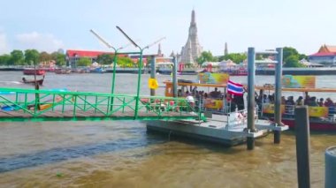 Bangkok, Tayland - 22 Nisan 2019: Feribot Chao Phraya nehri üzerindeki iskeleye geldi ve turist grubu Wat Arun önünde iner, karşı bankada bulunan, Bangkok 22 Nisan'da