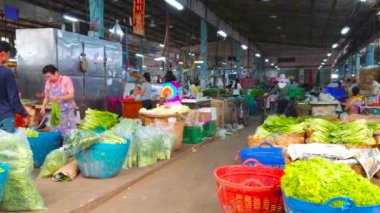 Bangkok, Tayland - 23 Nisan 2019: Çeşitli salata yeşillikleri, otlar ve farklı tcabbage türleri sunan, tezgahları ile Wang Burapha Phirom tarım pazarının Kapalı sokak, Bangkok 23 Nisan'da