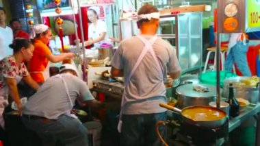 Bangkok, Tayland - 23 Nisan 2019: Chinatown Yaowarat yolda popüler kafenin açık mutfak, aşçılar Woks Tay çorbaları ve diğer yemekler hazırlar, Bangkok 23 Nisan'da