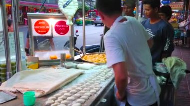 Bangkok, Tayland - 23 Nisan 2019: Açık hava mutfağı ile Chinatown Yaowarat caddesinde yol kenarında kafe, aşçılar lezzetli derin kızarmış ekmek çubukları hazırlamak, Bangkok Nisan'da 23