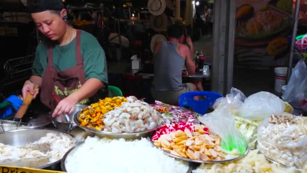 Bangkok Tajlandia Kwietnia 2019 Młody Sprzedawca Khao San Nocny Targ — Wideo stockowe