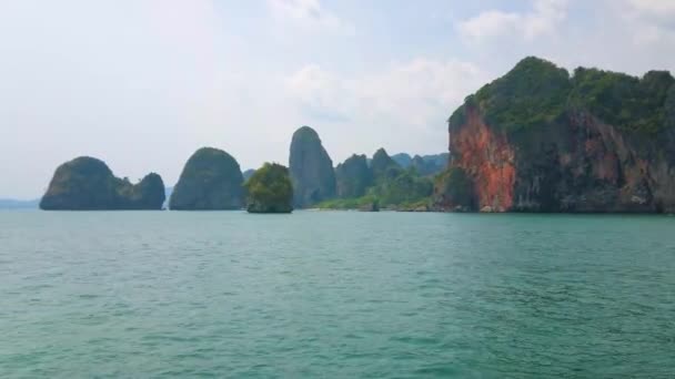 Viaje Yate Largo Península Railay Costa Rocosa Con Vistas Las — Vídeos de Stock