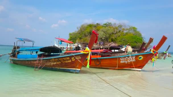 Nang Thailand April 2019 Longtail Båtarna Förtöjda Längs Sand Spit — Stockvideo