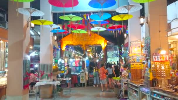 치앙마이 2019 칼라레 야시장의 치앙마이에서 색상의 우산으로 장식되어 있습니다 — 비디오