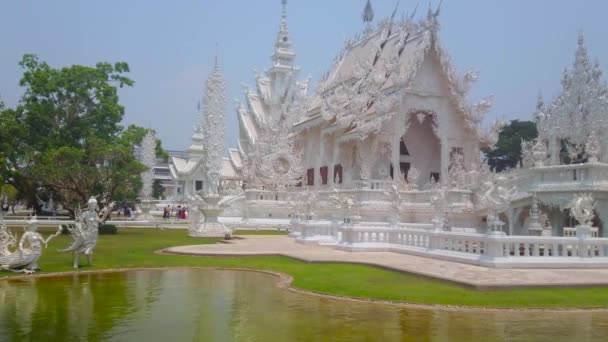 泰国清莱 2019年5月9日 5月9日在清莱 在重生循环桥 天门和白寺乌博索特 Wat Rong Khun 的华丽建筑前的池塘全景 — 图库视频影像