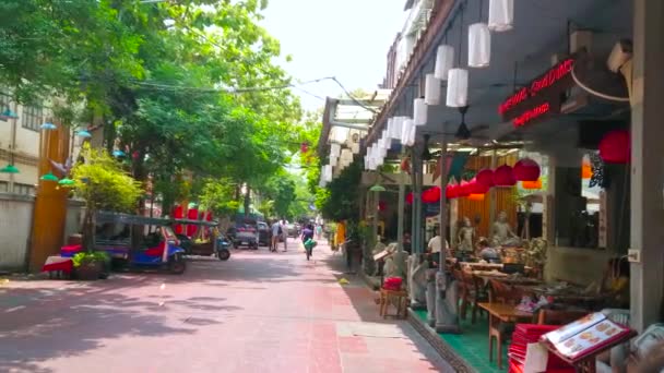 バンコク 2019年4月22日 バンコクで4月22日 中央地区のラム ブトリ通りに伝統的なタイ料理を持つレストランのライン — ストック動画