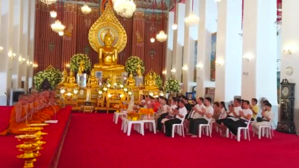 泰国曼谷 2019年4月23日 4月23日 在曼谷 在装饰华丽的查那松赫拉姆寺的乌博索寺 比克胡僧侣和佛教信徒进行礼拜 — 图库视频影像