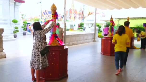 Bangkok Thajsko Dubna 2019 Buddhistická Věřící Účastní Rituálu Uvázání Stuh — Stock video