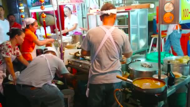 2019 차이나 타운의 도로에서 인기있는 카페의 방콕에서 냄비에 수프와 요리를 — 비디오