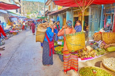 Taunggyi pazarında büyük sepetleri ile Köylüler, Myanmar