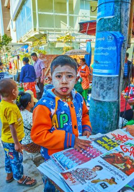 Gazete standında Birmanyalı çocuk, Taunggyi, Myanmar