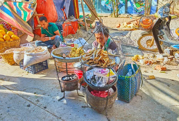 缅甸通吉市场街头食品小贩 — 图库照片