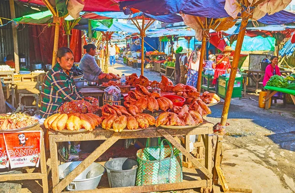Vendedores de pollo fresco en el mercado de Taunggyi, Myanmar — Foto de Stock